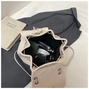 Vue détaillée de l'intérieur du sac à dos matelassé à chaîne pour femme, élégant beige.