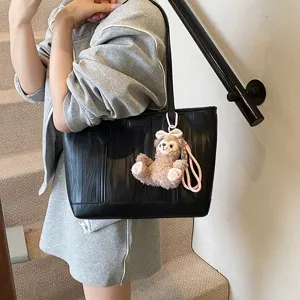 Elegante schwarze PU-Leder-Tasche mit süßem Plüschbären-Anhänger, ideal für Alltag und Beruf.