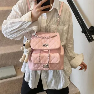 Sac à dos chic matelassé rose à chaîne pour femme, sac de jour élégant en cuir.