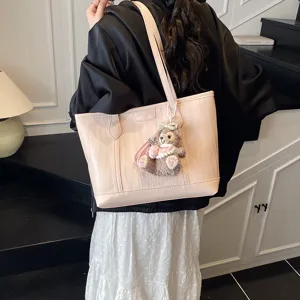 Stiling rosa PU Leder Shopper Umhängetasche für Damen mit süßem Plüsch Bär Anhänger.