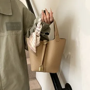Elegante PU Leder Eimer Handtasche mit Schloss Dekoration und Schal für Damen Alltag.
