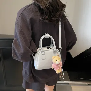 Borsa a mano Boston da donna alla moda, borsa a tracolla in pelle PU con simpatico ciondolo orso.