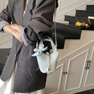 Elegante hellblaue Leder Eimer Tasche mit Griff und Schultergurt für Damen Modetrend.