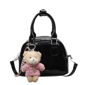 Borsa a mano Boston in pelle verniciata nera con ciondolo orsetto, tracolla