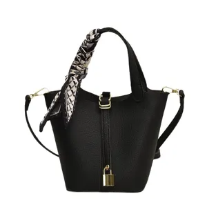 Schwarze Leder-Eimer Tasche mit Schloss und dekorativem Schal für Damen Alltags-Pendel.