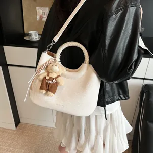 Schicke PU Leder Damen Umhängetasche, elegante Hobo Handtasche mit geflochtenem Griff und Bär.