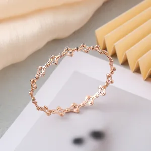 Bracciale anello magico estensibile in oro rosa, gioiello in cristallo geometrico.