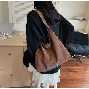 Grand sac porte-epaule marron retro souple sous les bras, cabas quotidien decontracte.