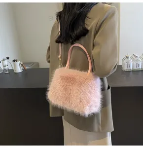 Vue détaillée de sac à main pelucheux élégant, sac bandoulière en fausse fourrure.