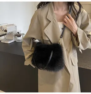 Gros plan détaillé d'un sac à bandoulière chic en peluche noire douce et duveteuse.