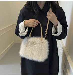 Sac à main chic en fausse fourrure pelucheuse avec poignée et bandoulière pour l'hiver.