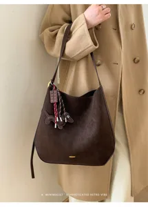 Braune Damen Leder Hobo Umhängetasche große Kapazität lässige Tote mit süßem Hundeanhänger.