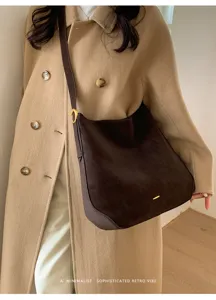 Braune Damen Wildleder Umhängetasche, große Hobo Beuteltasche für stilvollen Winteralltag.