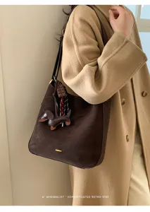 Dunkelbraune Ledertasche Shopper mit Dackel Anhänger, minimalistische elegante Damentasche.