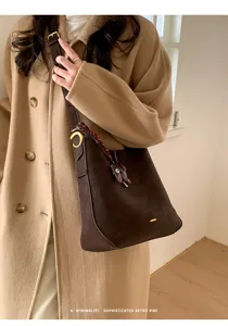 Detailansicht der Damen Retro braunen Schulter-Eimer-Tasche, minimalistischer Stil, Pendeln.