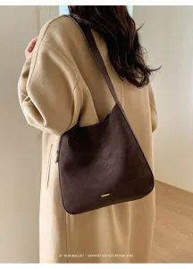 Detailansicht der dunkelbraunen Schultertasche mit grossem Volumen und Retro-Stil.