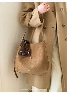 Braune große Pendler Schulter Eimer Tasche, stilvolle Shopper Tasche mit süßem Hundehänger.