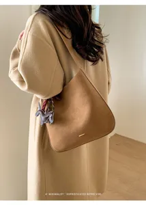 Minimalistische braune Wildleder-Tragetasche für Damen, großes Kapazität Pendler-Umhängetasche.