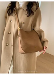 Detailansicht der eleganten braunen Umhängetasche, minimalistisches Retro-Design.