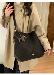 Detailaufnahme der großen Tragetasche mit süßem Hundeanhänger und Metallplakette.