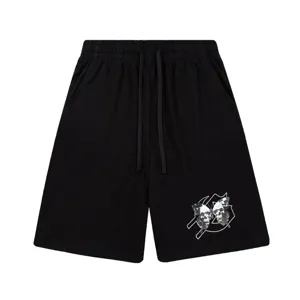 Gros plan sur l'imprimé graphique tête de mort et papillon sur le tissu du short noir.