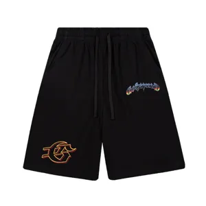 Shorts de streetwear décontractés noirs avec broderie gothique et taille élastique confortable.