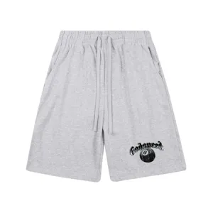 Détail de short casual gris en coton avec taille élastique à cordon et bel imprimé.