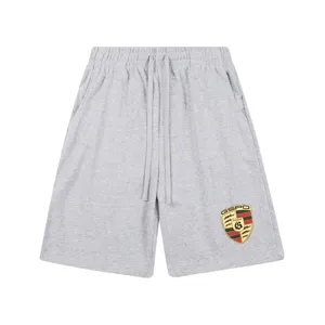 Short de survêtement gris décontracté avec taille élastique et bel écusson stylé.