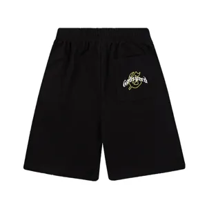 Détail arrière de short décontracté noir avec impression logo gothique et taille.