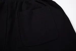 Vue de détail de la poche arrière sur un short décontracté noir avec des coutures.