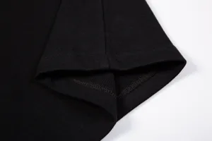 Gros plan de l'ourlet de short noir, coutures fines et texture de tissu très résistante.
