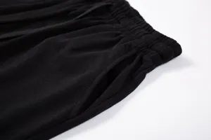 Gros plan sur les details du short de loisirs noir avec taille elastique et poche.