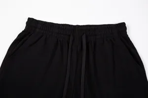 Gros plan détaillé du short noir décontracté avec taille élastique et cordon de serrage.
