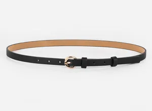 Detailaufnahme des minimalistischen Damen Ledergürtels in Schwarz mit goldener runder Schnalle.