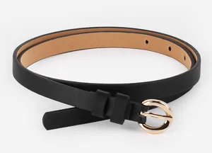 Detailaufnahme eines schmalen schwarzen Ledergürtels mit eleganter runder Goldschnalle.