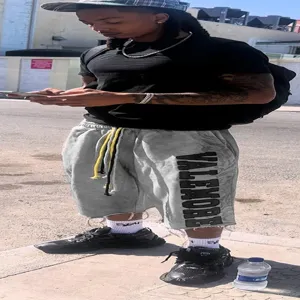 Shorts casual streetwear gris lave avec impression de lettres et bords bruts a la mode.