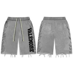 Shorts de loisirs gris lavé streetwear avec imprimé flamme et ourlet brut effiloché.