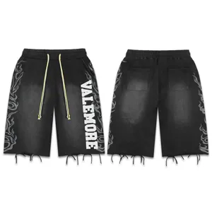 Short streetwear noir lavé avec imprimé flamme latéral et logo de lettrage vertical.