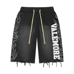Shorts noir délavé streetwear unisexe avec motifs de flammes et bas effilochés tendance.