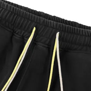 Gros plan sur la taille de short de loisir noir avec cordons multicolores, streetwear.