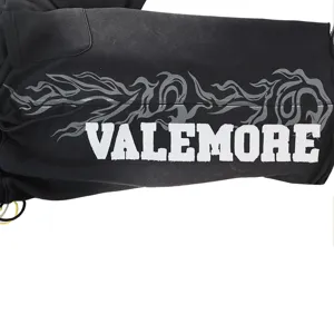 Vue détaillée de short streetwear noir avec lettrage Valemore blanc et imprimé flamme.