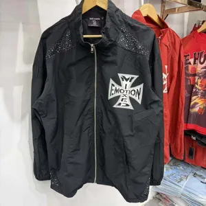 Maύro zakéti me órdhio yaká, strass kai print stavroú gia casual streetwear styl.