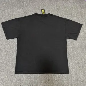 T-shirt noir à manches courtes vue arrière, style streetwear décontracté, vêtement confortable.