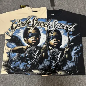 Vue détaillée du t-shirt streetwear délavé avec des strass et un bel imprimé d'ange.
