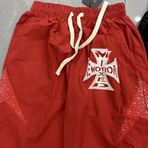 Kókkino casual pantelóni me kordóni sti mési kai polý entyposiakó print me stávro.