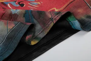 Gros plan du tissu lavé vintage, impression graphique colorée, fines coutures.