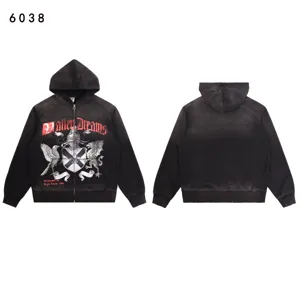 Felpa con cappuccio nera slavata vintage con stemma gotico e grafica per abbigliamento casual.