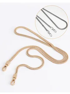 Gros plan détaillé de la bandoulière de sac en chaîne serpent plate avec crochets dorés.