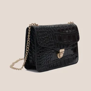 Borsa a tracolla con catena in ecopelle nera coccodrillo classica da donna versatile.
