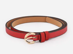Roter schmaler Damengürtel mit goldener runder Dornschließe minimalistisches Design Accessoire